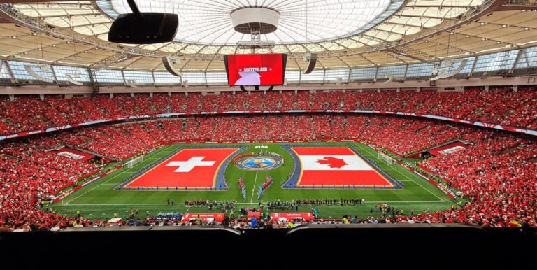 Um confronto de futebol entre duas equipes com estilos de jogo contrastantes, uma conhecida por seu controle de jogo e a outra por sua pressão implacável, em uma etapa da Copa do Mundo.