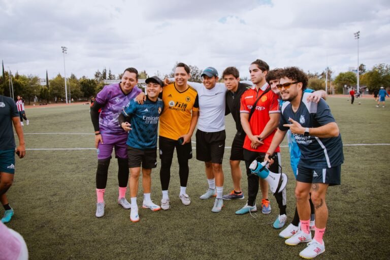 Jogadores da seleção nacional se reúnem em torno de um asado após uma vitória importante