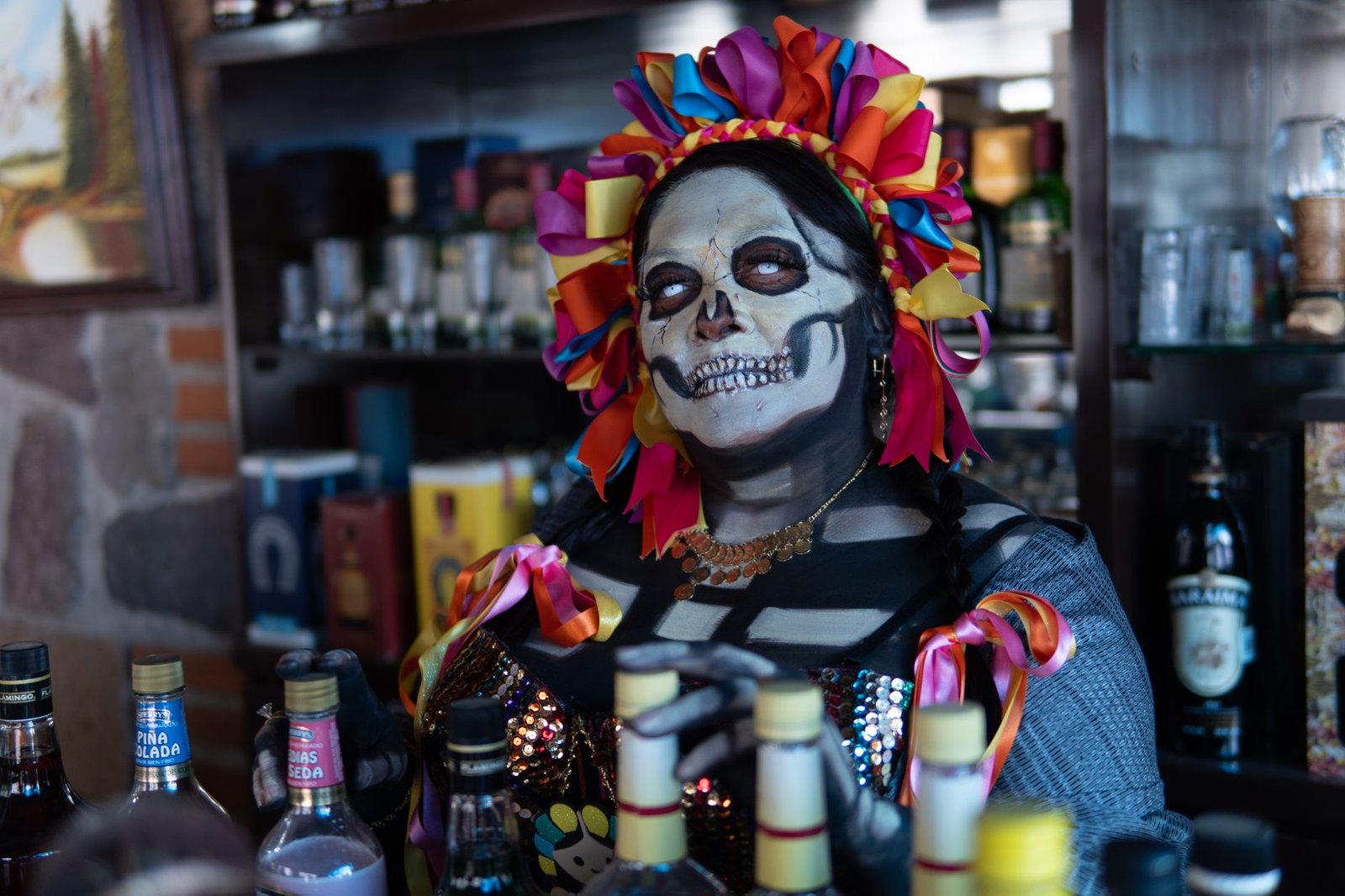 Torcedores entusiasmados de diversas origens assistem a uma partida de futebol em um bar, celebrando e vibrando com a emoção global da Copa do Mundo em uma grande tela.