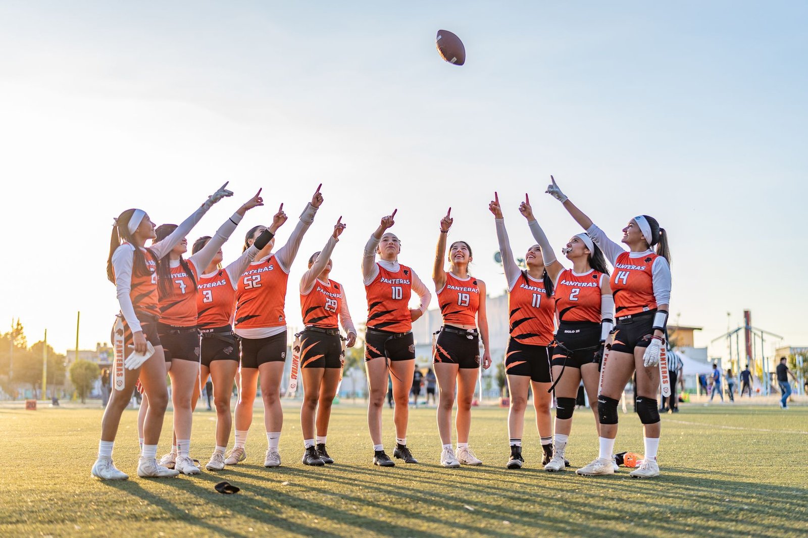 Jovens jogadores de futebol de diferentes gerações se enfrentam em um jogo internacional de alto risco