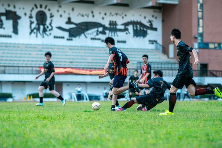 Time de futebol em um jogo tenso, com alto grau de rivalidade, onde o resultado determina a classificação do grupo na competição.