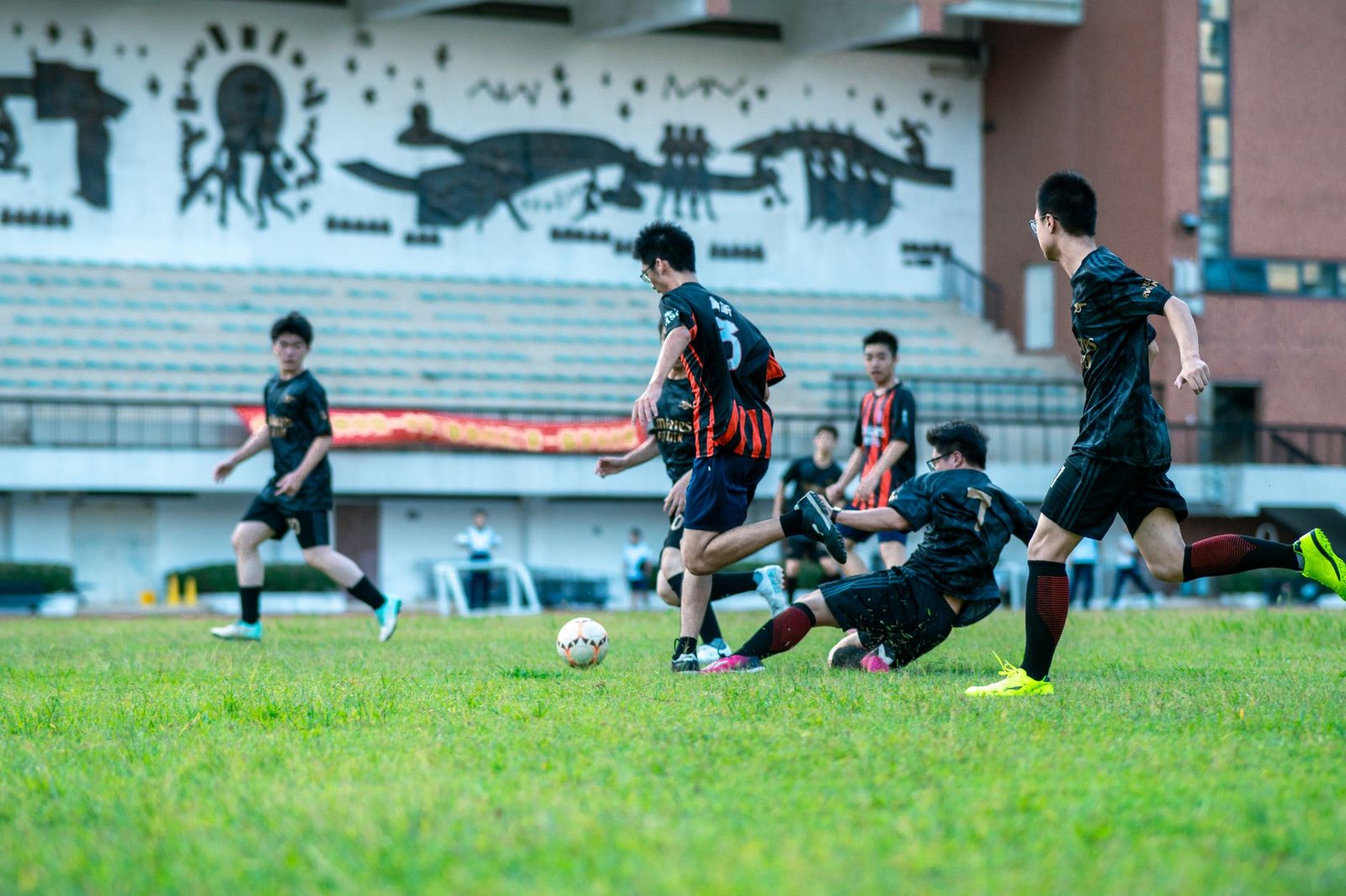 Time de futebol em um jogo tenso, com alto grau de rivalidade, onde o resultado determina a classificação do grupo na competição.