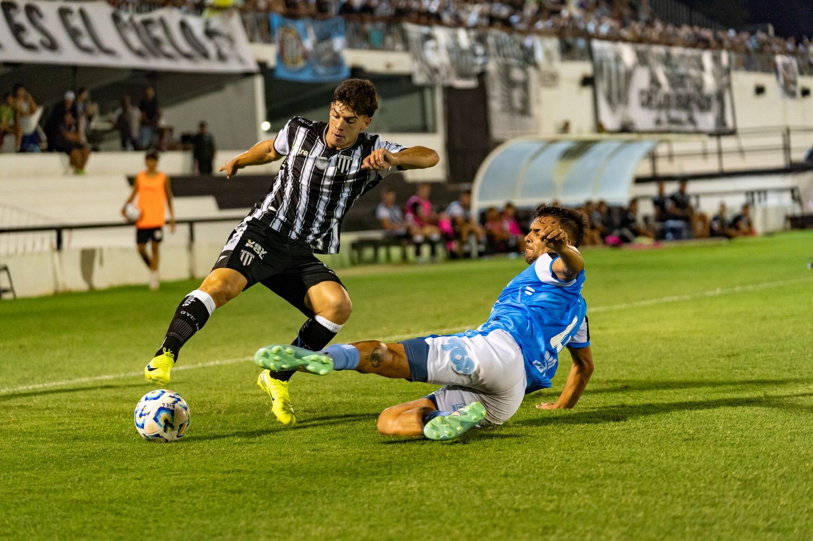 O presidente de um clube de futebol brasileiro discute uma proposta com o agente de um jogador em um mercado de transferências de alto risco.
