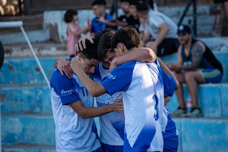 Equipe holandesa comemora vitória histórica de 5 a 1 sobre a Suécia em partida da Copa do Mundo, com jogadores marcando vários gols e garantindo uma vitória crucial.