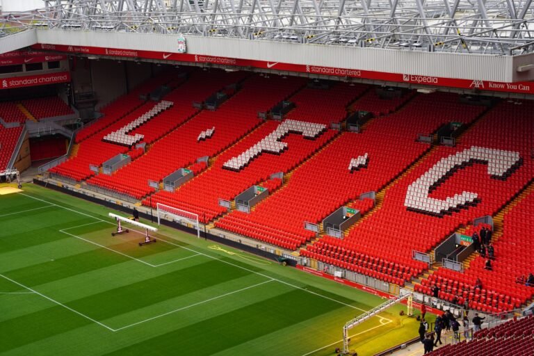 Liverpool Enfrenta Crise de Identidade e Pressão Insustentável Após Eliminação