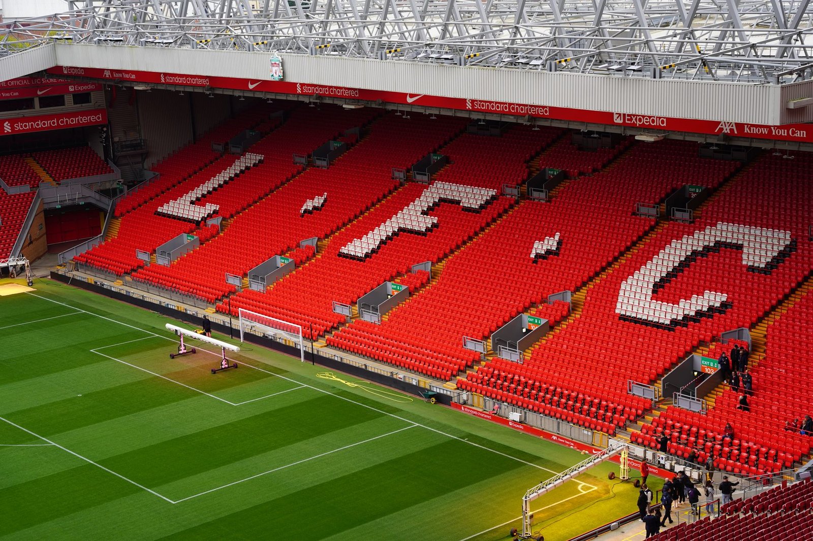Liverpool Enfrenta Crise de Identidade e Pressão Insustentável Após Eliminação