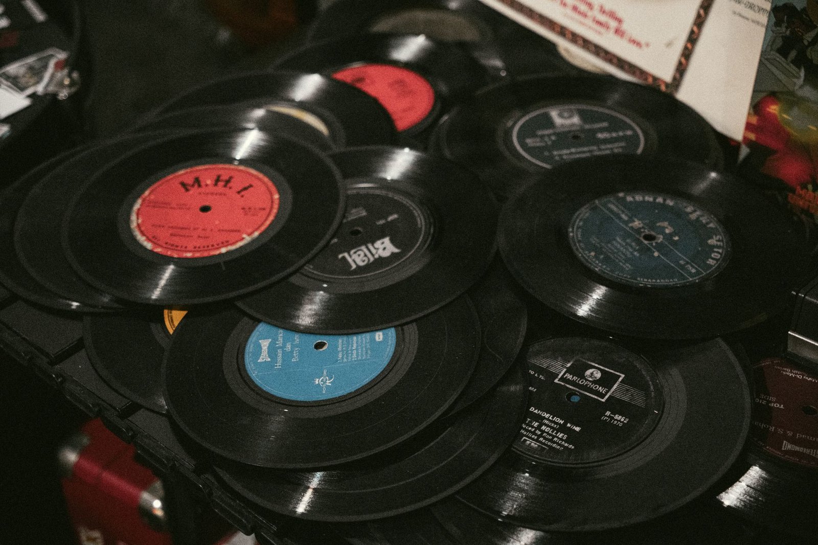 Uma loja de discos vintage repleta de LPs raros e recordações da seleção brasileira