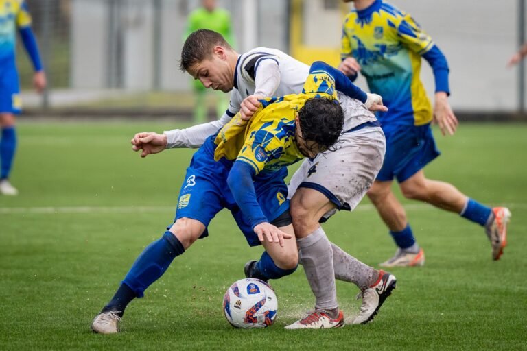Duas das maiores estrelas do futebol mundial em uma disputa intensa no estádio da Copa do Mundo