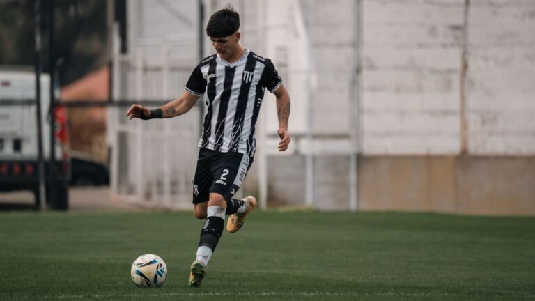 Jogador da seleção brasileira de futebol segurando um relógio de luxo