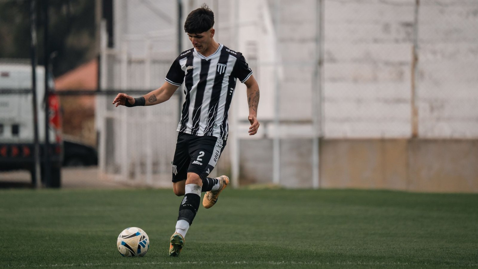 Jogador da seleção brasileira de futebol segurando um relógio de luxo