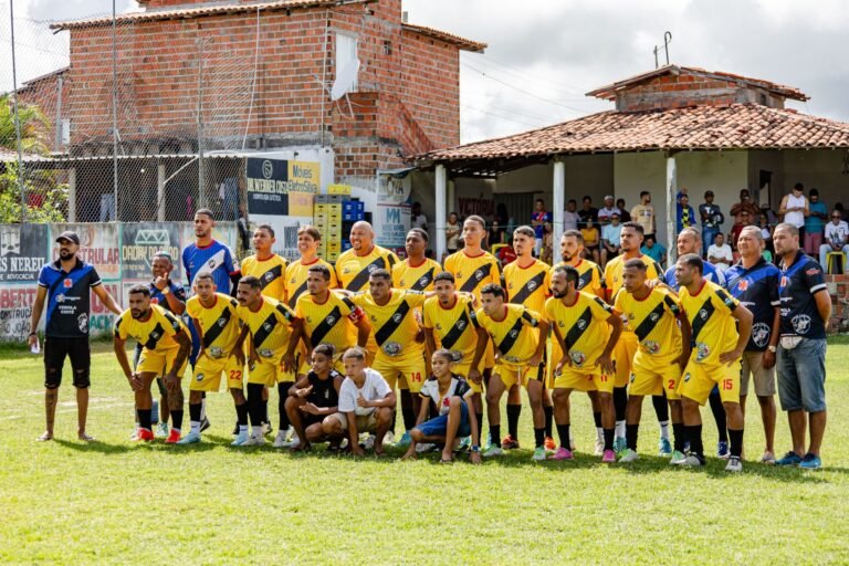 Jogadores de futebol desapontados após um empate em um jogo importante.