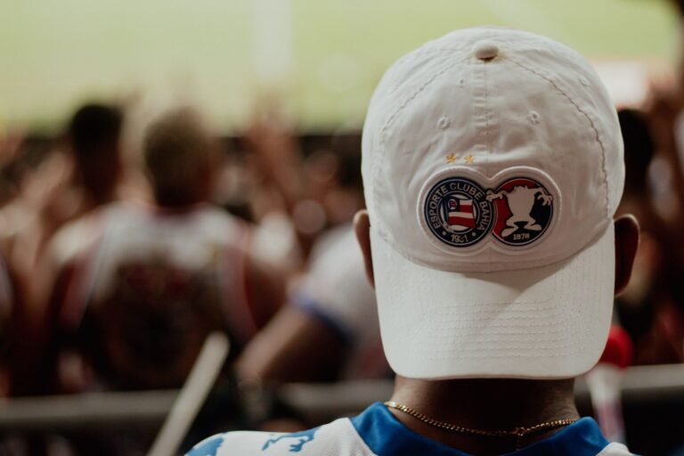 Torcedor haitiano assistindo a uma partida entre Haiti e Brasil na Copa do Mundo