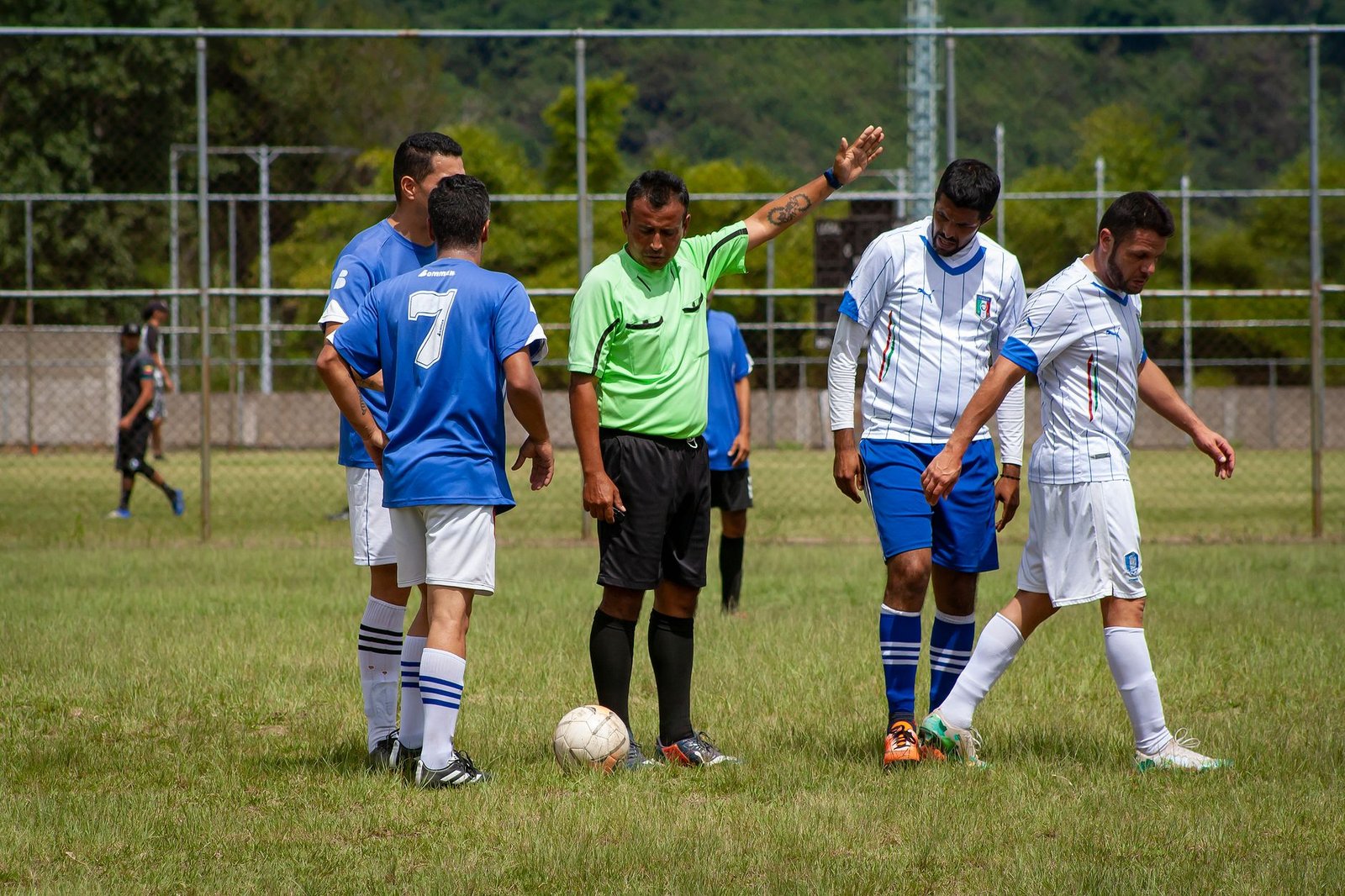 Árbitro em um pênalti decisivo durante uma partida de Copa do Mundo