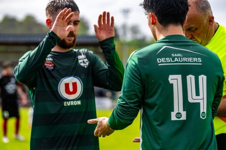 Jovem meio-campista inglês e veterano atacante argentino em confronto tenso no campo durante uma partida de semifinal