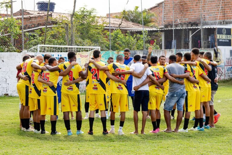 Seleção brasileira de futebol em campo, jogadores de costas, olhando para o vazio após uma derrota, estádio vazio à noite.