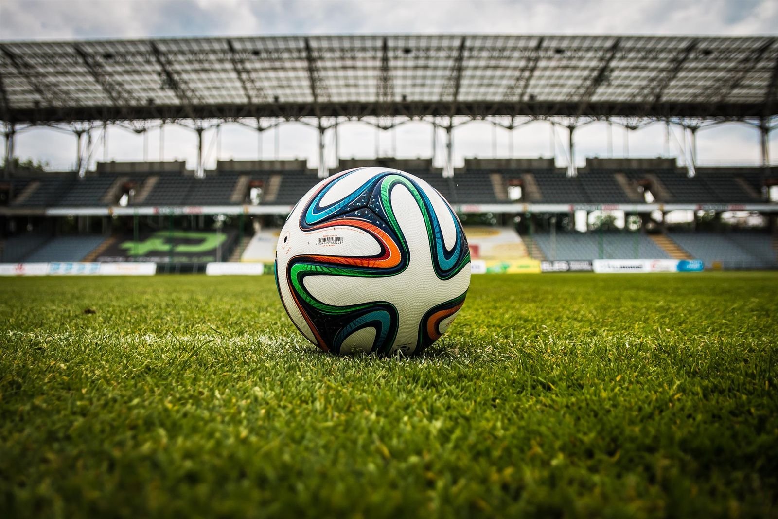 Estádio de futebol em dia ensolarado