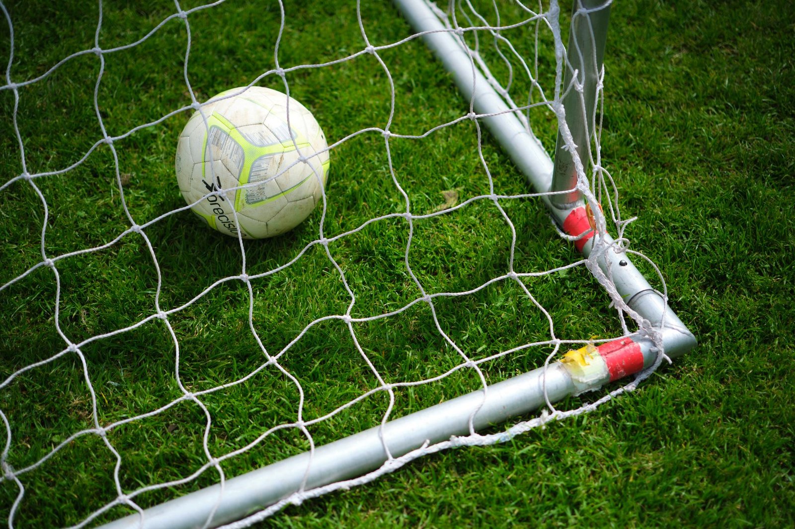 Jogador de futebol se preparando para cobrar pênalti em um estádio lotado, com goleiro pronto para defender