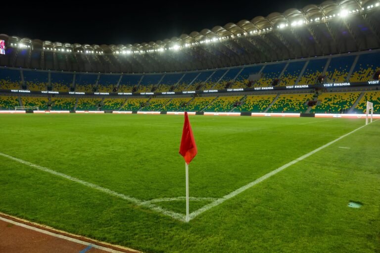 Estádio de futebol em tom editorial neutro