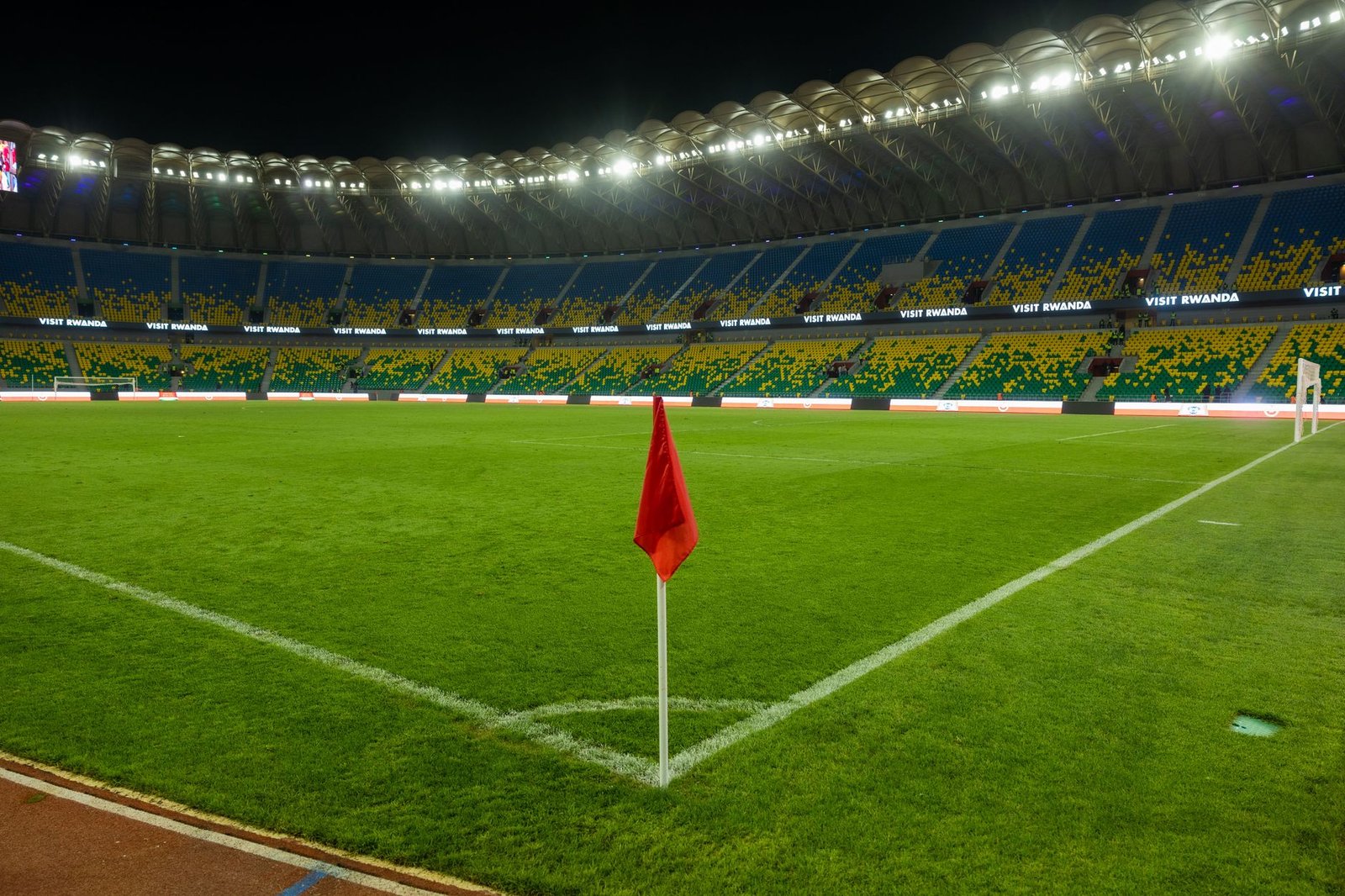 Estádio de futebol em tom editorial neutro