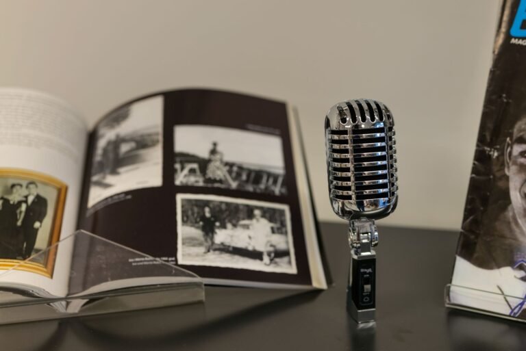 Estúdio de gravação com um produtor musical rodeado de troféus de futebol e uma folha de aposta
