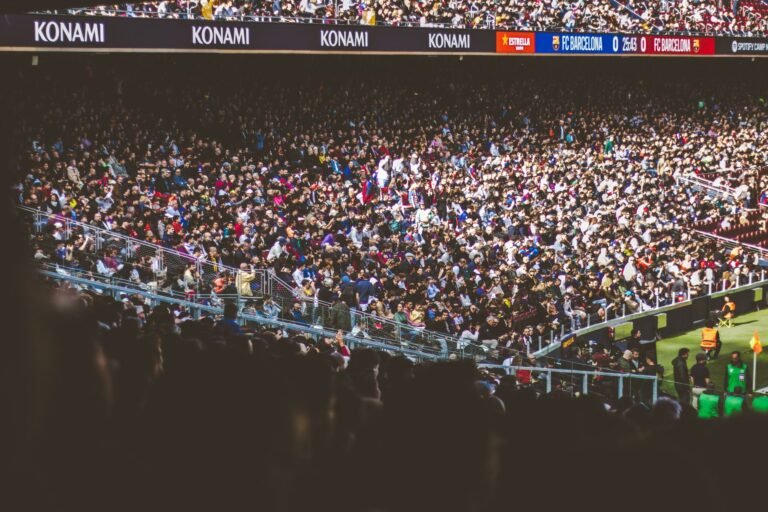Estádio lotado durante a final da Copa do Mundo, com torcedores vibrando, bandeiras e iluminação intensa.