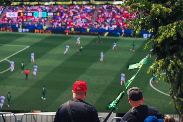 Um treinador de futebol observando um jovem jogador em campo durante um treino, analisando seu desempenho
