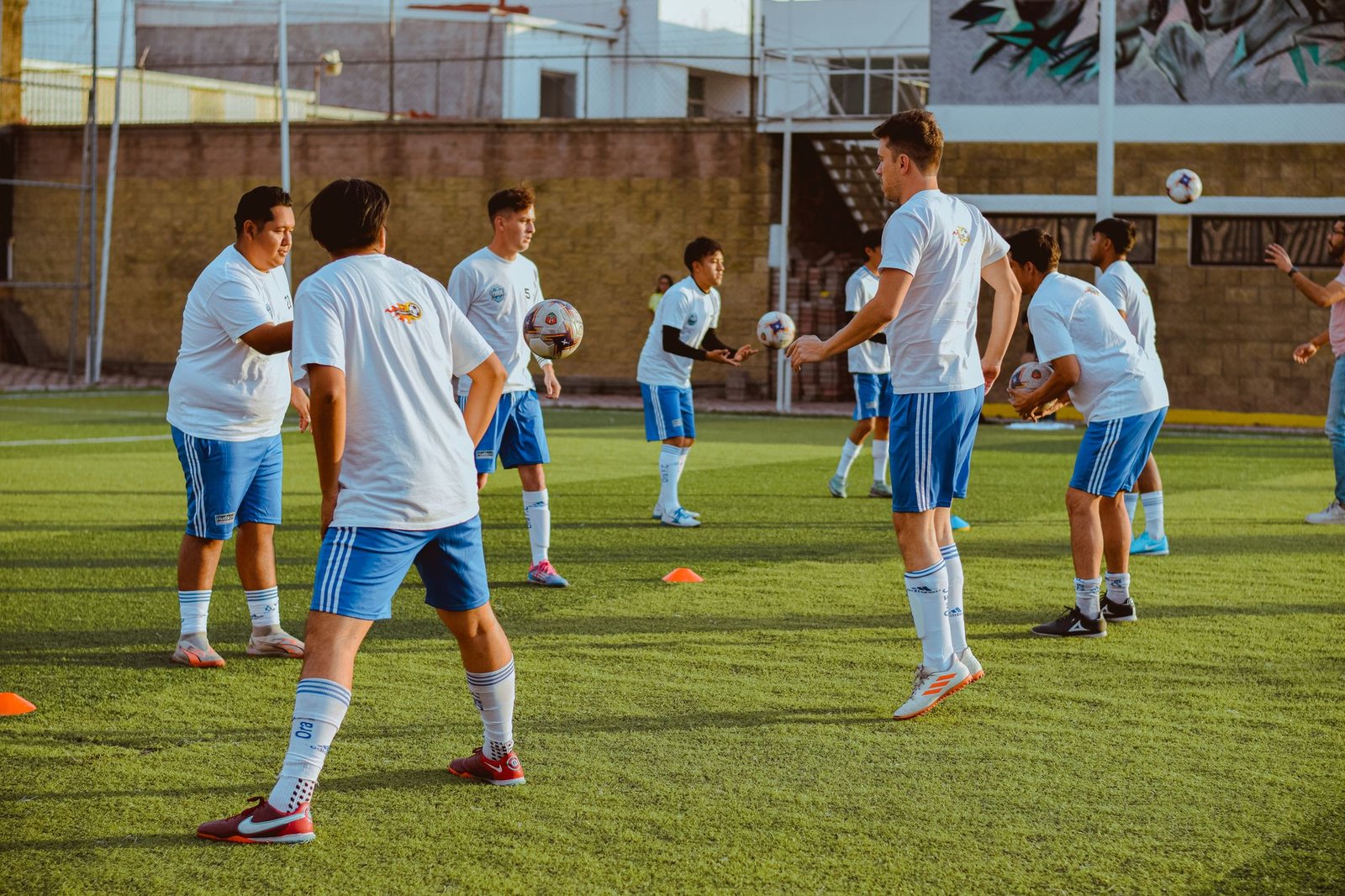 A seleção francesa em ação, exibindo habilidade e coordenação em um campo de futebol
