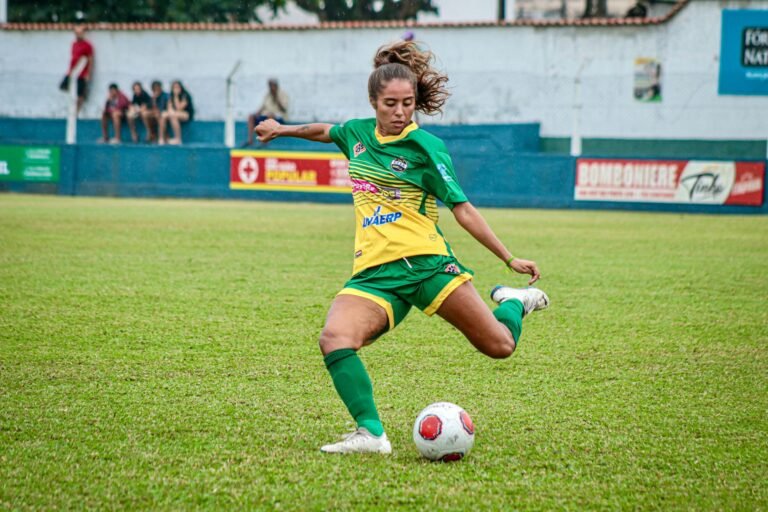 Atacante brasileiro celebrando gol em campo de futebol na Coreia do Sul