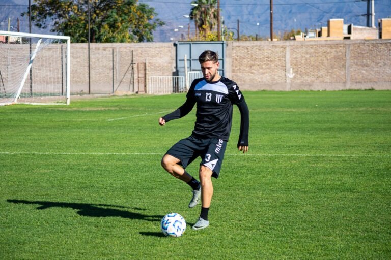 Equipe de futebol brasileira assinando um jogador de meio-campo, uma jogada estratégica na janela de transferências