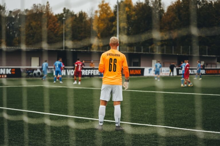 Um goleiro segurando um contrato em um estádio de futebol, celebrando sua nova contratação
