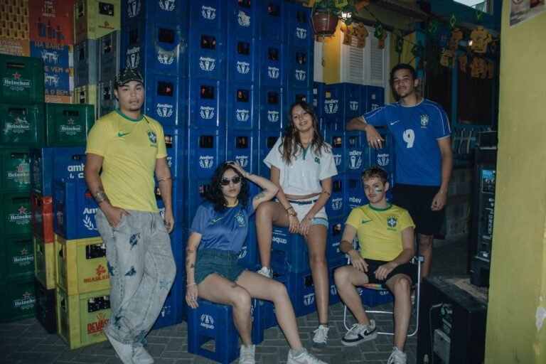 Jogadores de futebol em um vestiário, com expressões de decepção após uma derrota.