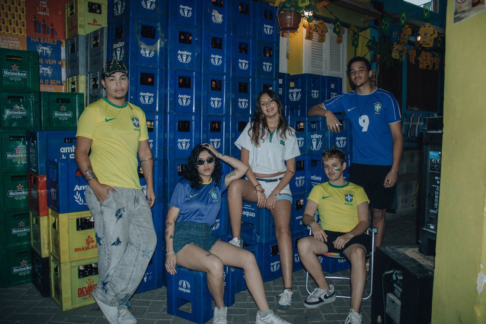 Jogadores de futebol em um vestiário, com expressões de decepção após uma derrota.