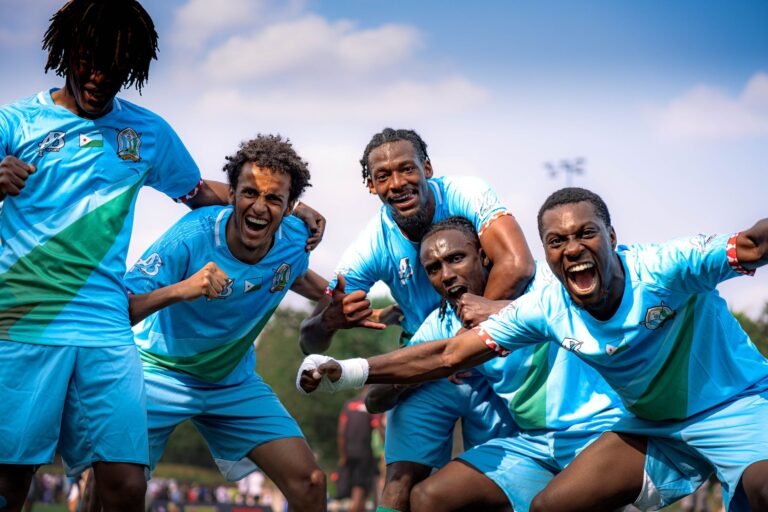 Time de futebol africano celebrando vitória em estádio lotado