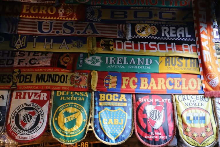Sala de tribunal com documentos legais de clube de futebol, bandeira do clube na mesa, juiz sentado na bancada, atmosfera de julgamento