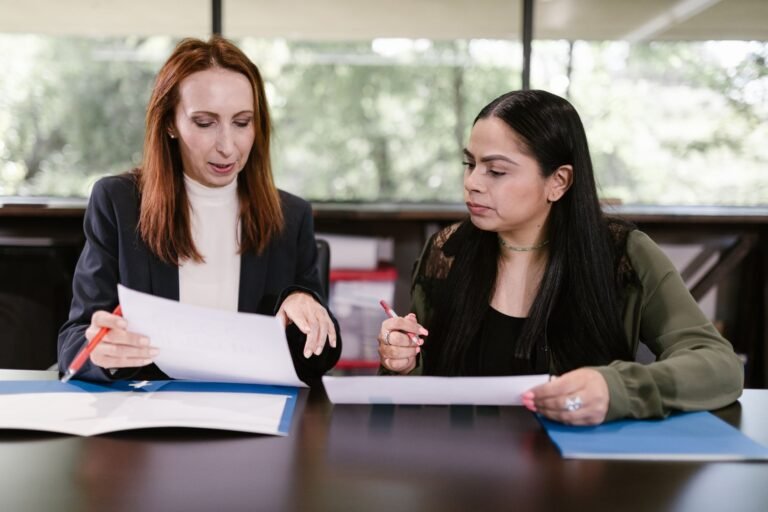 Grupo de executivos em uma sala de conferências revisando um documento de governança