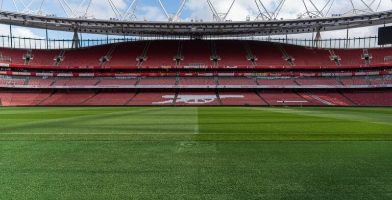 Estádio de futebol em tom editorial neutro